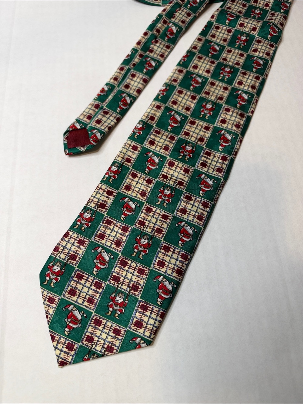 Festive Green Santa Pattern Men's Tie